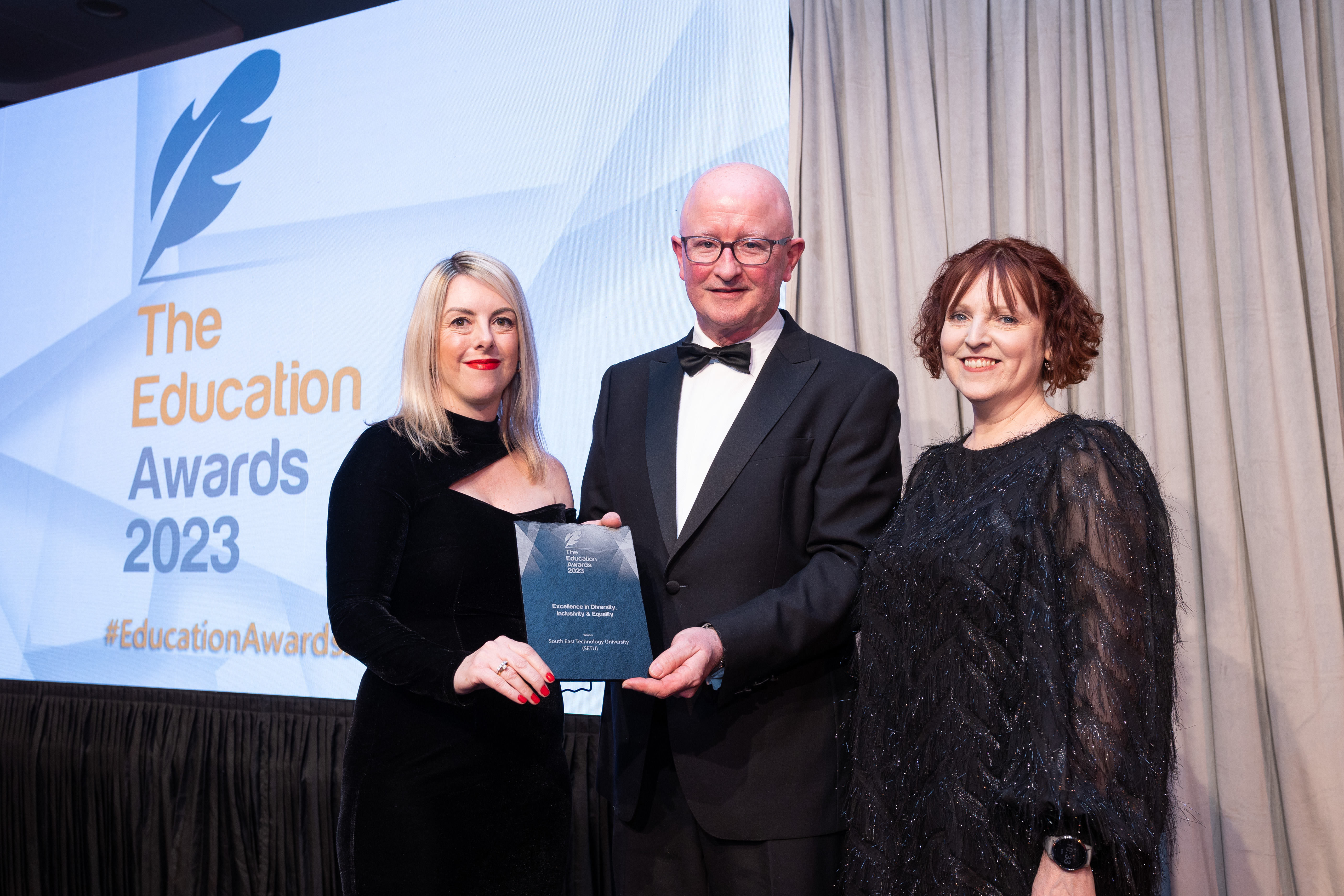 Bertie Kelly, NCI Commercial Director, presents the EDI Award to SETU