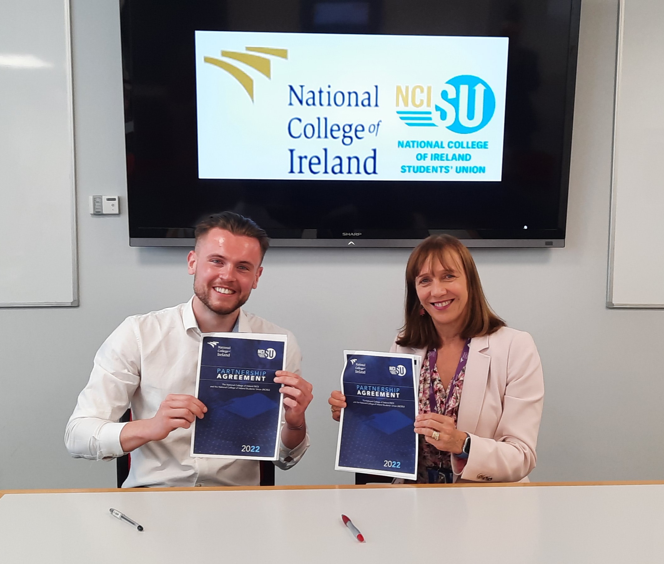 NCISU President Conor O'Reilly 2021/22) and NCI President Gina Quin signing Partnership Agreement